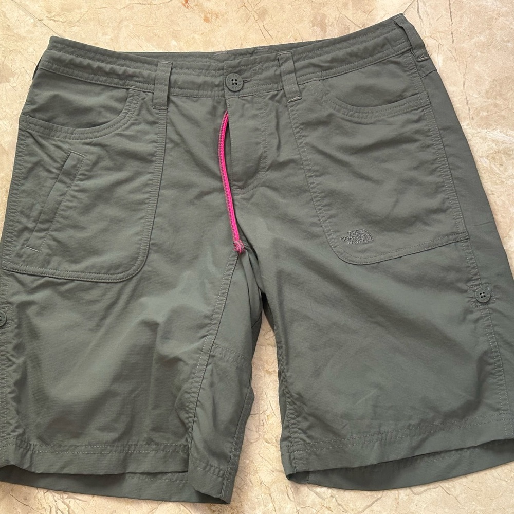 NWOT The North Face Olive Cargo Khaki Green Shorts